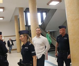 „Byłam obok, gdy tłukli Maćka”. Oskarżony o śmiertelne pobicie Maćka na Nowym Świecie z uśmiechem na twarzy słuchał zeznań świadków