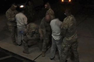  To nie był żart! USA wywiozły pierwszych imigrantów do Guantanamo