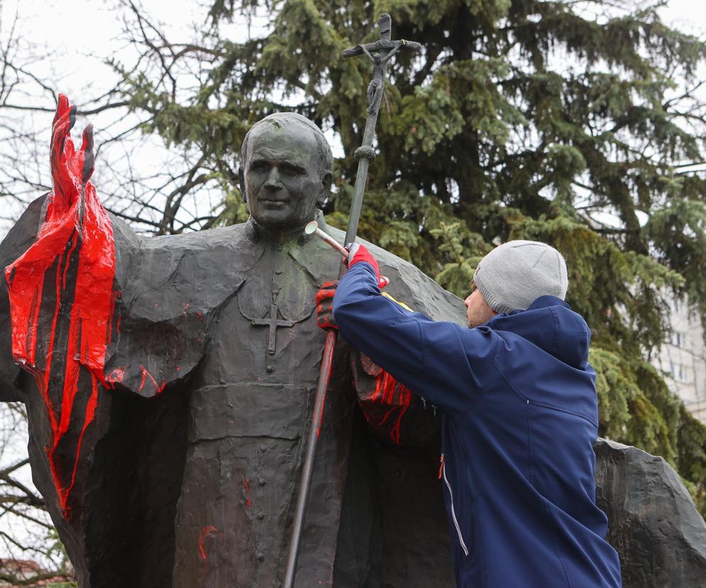 Nieznany sprawca pomalował pomnik Jana Pawła II farbą
