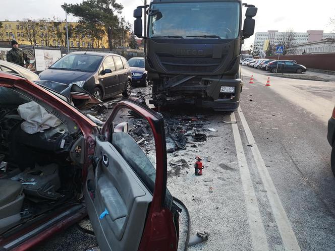 Groźny wypadek na Powstańców Warszawy w Bydgoszczy! Kierowca był uwięziony w aucie! [ZDJĘCIA]