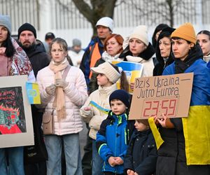 Demonstracja Trzy lata w obronie Ukrainy na pl. Solidarności