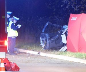 Tragiczny wypadek w Woli Mrokowskiej. Audi uderzyło w betonowe ogrodzenie. Zginął młody kierowca