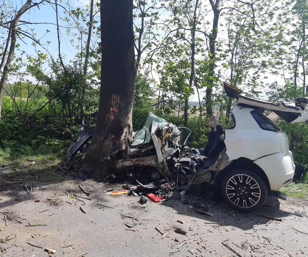 Tragiczny wypadek w Wyrach. 34-latek rozbił się fiatem na drzewie