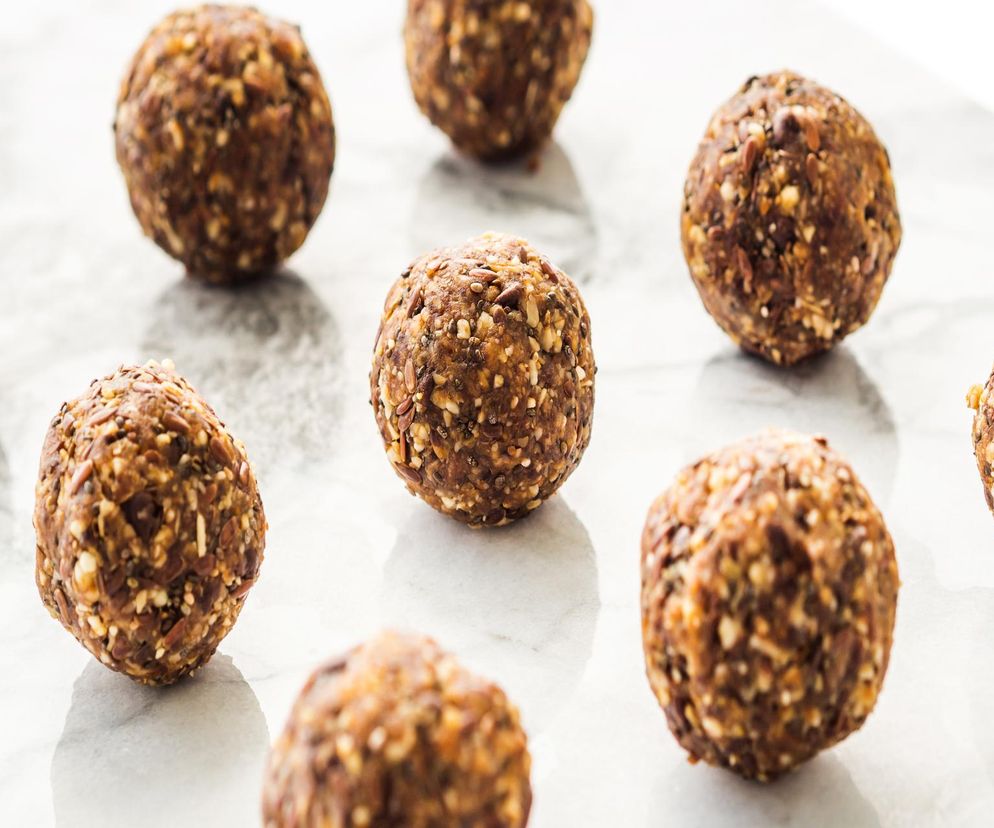 Kulki mocy z nasionami chia. Przepyszna przekąska dla każdego