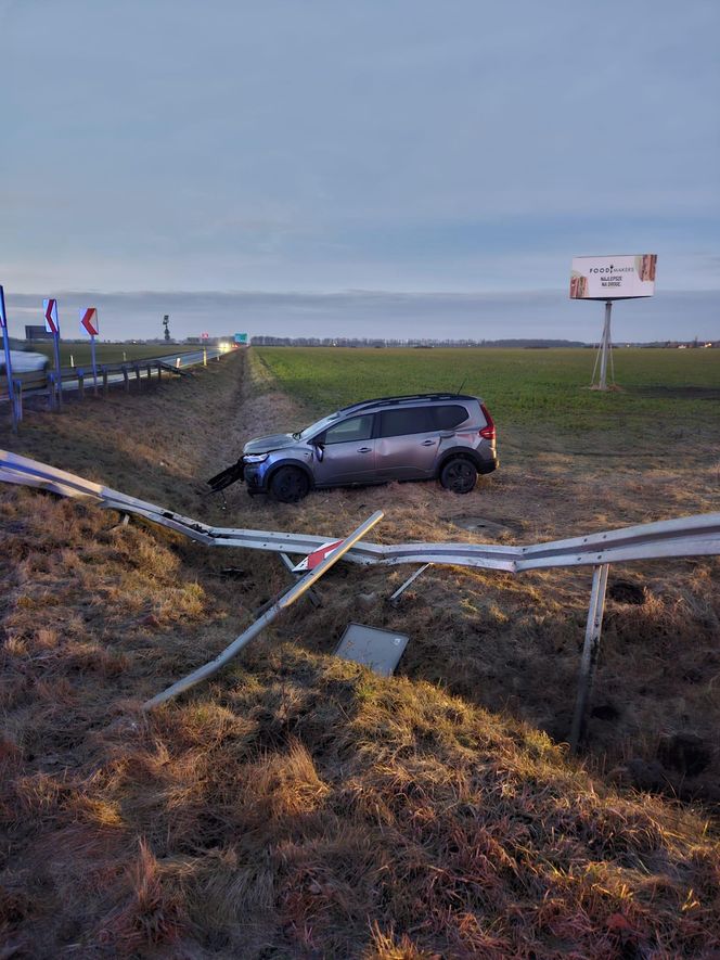 Kierujący dacią dachował w rowie. Wypadek na DK12 niedaleko Borku