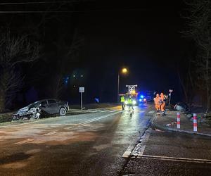 Nastolatek wymusił pierwszeństwo. Z auta wyleciał fotelik dla dziecka. Trzy osoby ranne, w tym 5-letni maluszek