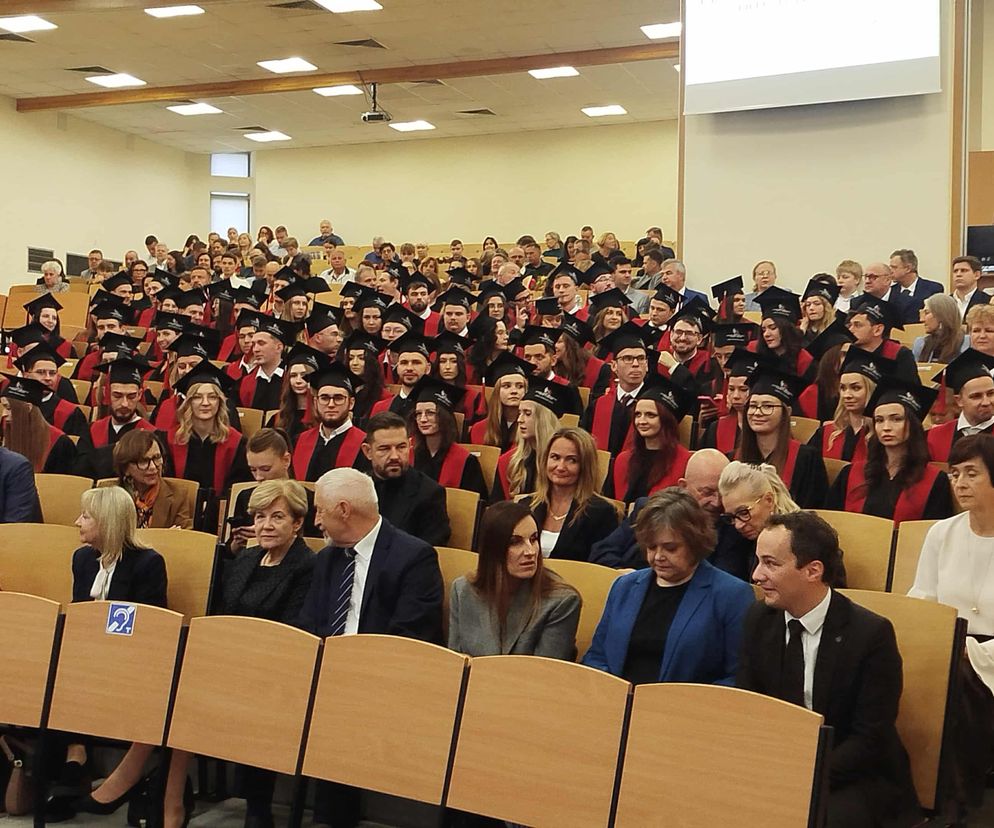 100 studentów kierunku lekarskiego Uniwersytetu Radomskiego otrzymało dyplomy zakończenia studiów 