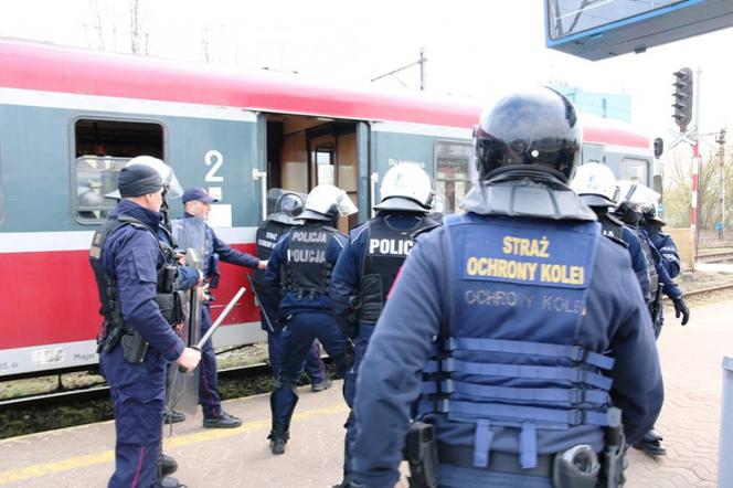 Policjanci z Oddziału Prewencji w Łodzi wspólnie z funkcjonariuszami Straży Ochrony Kolei mieli ćwiczenia na dworcu Kaliskim