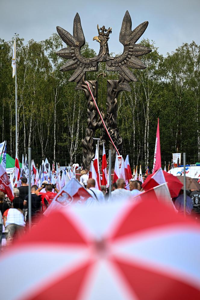 Tłumy z całej Polski na Podkarpaciu. W niedzielę odsłonięto kontrowersyjny pomnik