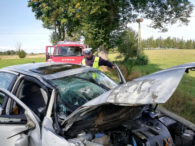 GROŹNY WYPADEK w miejscowości Lutkowo. Kobieta uderzyła w drzewo, a następnie DACHOWAŁA