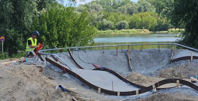 Miłośnicy rowerowych akrobacji nie mogą się tego doczekać. Pumptrack powstaje w Starym Fordonie [GALERIA]