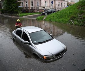 Potężne burze nad Podkarpaciem. Grad, wicher i potoki deszczu, jak w środku lata!