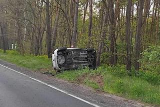 Toyota roztrzaskała się o drzewo pod Płockiem! W środku ciężko ranna 22-latka [ZDJĘCIA]. 