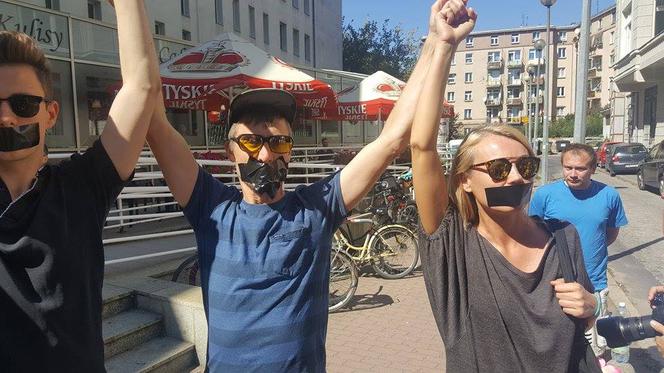 Milczący protest przed Teatrem Polskim