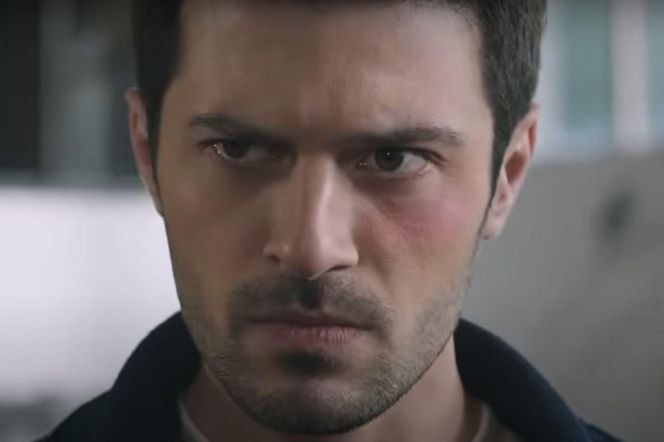 Azizowi uda się obezwładnić brata 