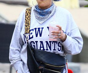 Kayah. Leczyła gardło i opalała kolana