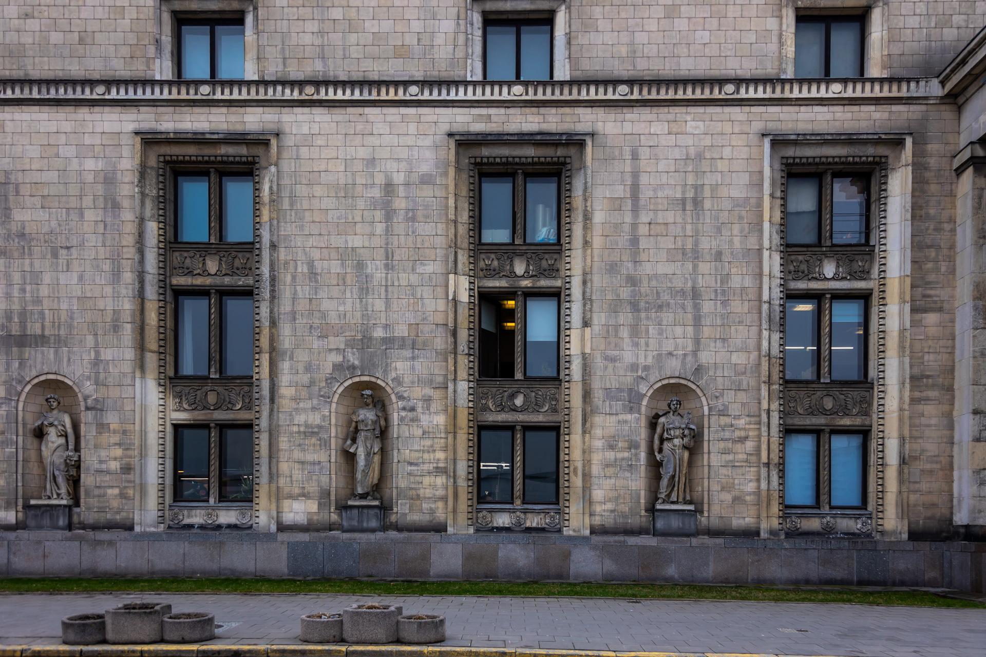 Zobacz najbrudniejsze warszawskie budynki - zdjęcia. Wypiękniałyby, gdyby je umyć