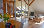 Salon z kuchnią w stylu loft
