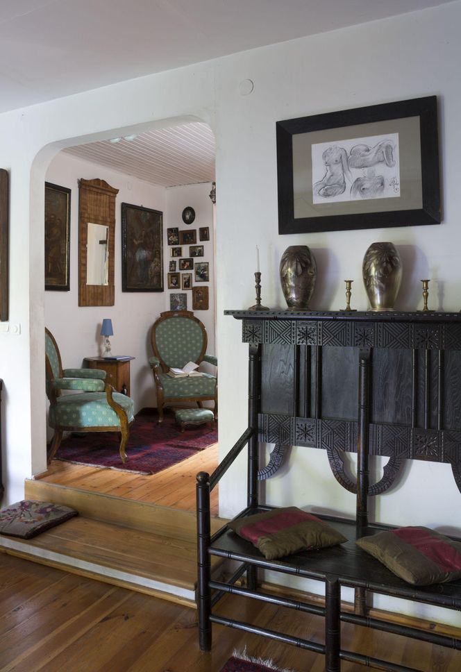 Wnętrza z podestem i podłogą na różnych poziomach