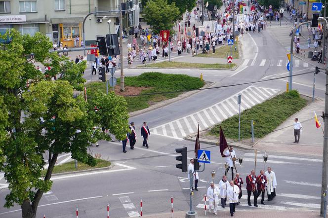 Boże Ciało 2024. Tłumy wiernych przeszły w procesji ulicami Białegostoku