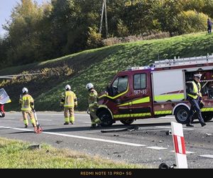 Osobówka zmiażdżona przez tira. W środku zakleszczony 40-latek. Nie udało sięgo ocalić