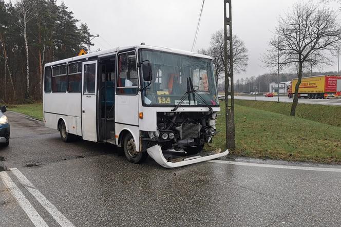 Pogórska Wola. Zderzenie busa z samochodem osobowym