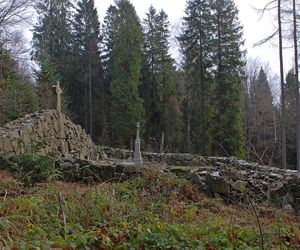 To jedna z najpiękniejszych cerkwi w Małopolsce. Znajduje się w malowniczej wsi 