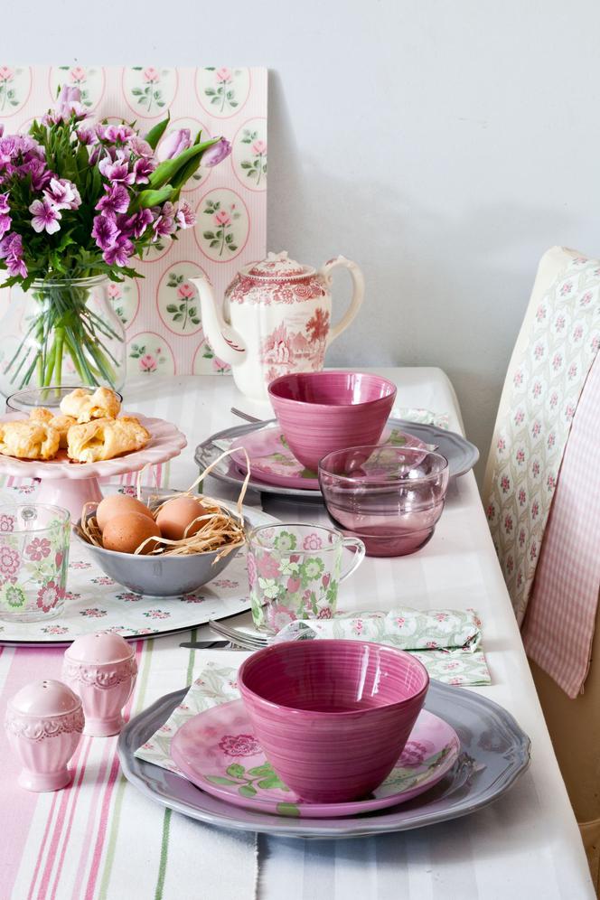 Różowy stół wielkanocny