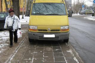 Pan i władca miejsc parkingowych. Po co zajmować jedno, skoro można dwa? I to jeszcze jakie!