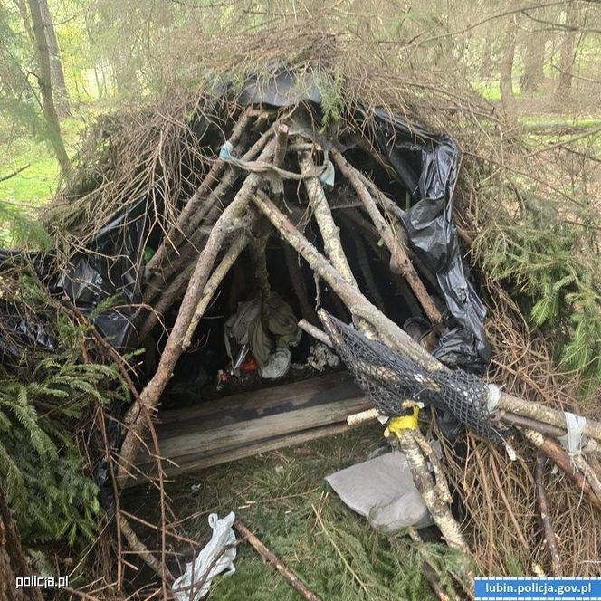 Od 2 lat mieszkał w szałasach. Gdy do niego przyszli, od razu wyjął nóż
