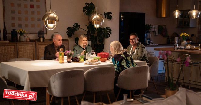 Rodzinka.pl 17 sezon odc. 297. rodzice Magdy - Beata (Agnieszka Wosińska), Jan (Krzysztof Dracz), Ludwik (Tomasz Karolak), Natalia (Małgorzata Kożuchowska)