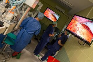 Sztuczna inteligencja przeprowadza operacje.