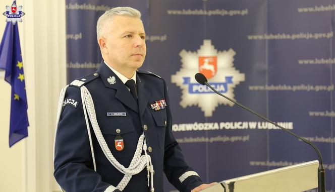 W lubelskiej policji jest więcej mundurowych. Za nimi uroczyste ślubowanie