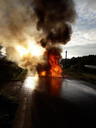 Citroen zamienił się w słup ognia! "Przyczyna pożaru jest nieustalona"