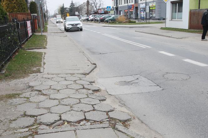 Dramat w Markach. Chodnik, po którym nie da się bezpiecznie chodzić