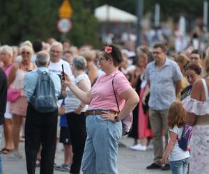 Potańcówki przed Teatrem Śląskim w Katowicach. Roztańczony Wyspiański porwał tłumy