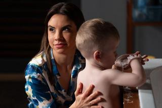 M jak miłość odc. 1803. Borysek (Tymon Szkopek), Aneta (Ilona Janyst)