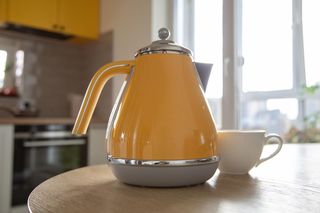 Te urządzenia mogą być zagrożeniem dla twojego domu. Przed wyjściem odłącz je z prądu!