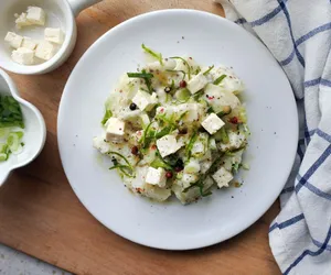 Sałatka ziemniaczana po grecku. Sycące połączenie ziemniaków i fety z aromatycznymi dodatkami