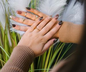 Cappuccino, biszkopt, karmel, czekolada. Najmodniejsze kolory na paznokciach przywodzą na myśl apetyczne desery!