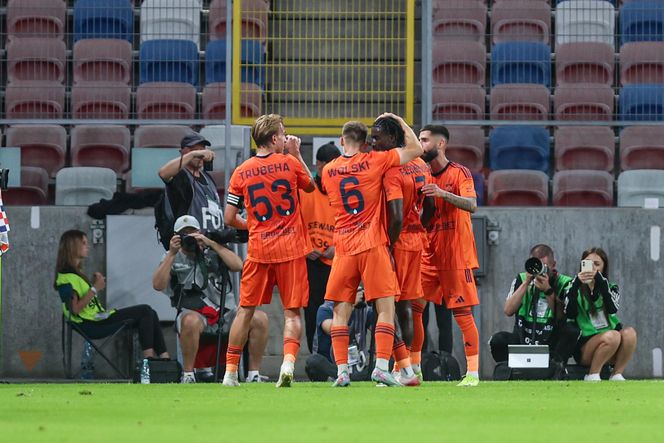 Górnik Zabrze - Termalica Nieciecza. Niesamowita atmosfera na Arenie Zabrze! Kibice Górnika dopingują swoją drużynę