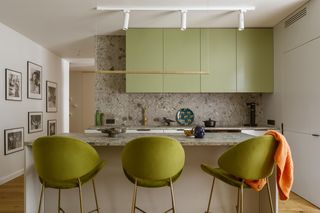 Kolorowe mieszkanie inspirowane stylem Memphis. W środku zielona kuchnia i lastryko