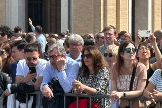 Smutek i modlitwa na placu św. Piotra w Watykanie. Wierni żegnają papieża Franciszka [ZDJĘCIA]