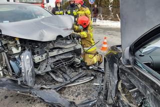 Potężna KRAKSA na ulicy Nawojowskiej w Nowym Sączu. Dwie osoby trafiły do szpitala