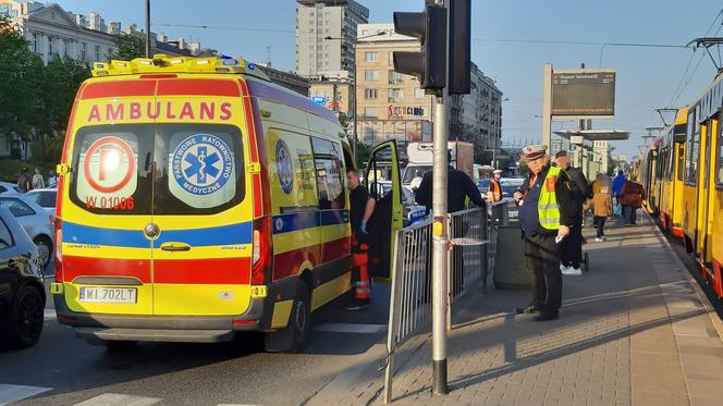  Poważny wypadek w centrum Warszawy! Piesza wpadła pod tramwaj