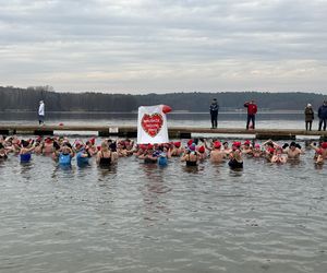 WOŚP 2025 w Olsztynie. Morsy w szczytnym celu wykąpali się w lodowatym jeziorze Ukiel [ZDJĘCIA]