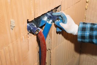 Rozprowadzenie instalacji w domu – przewodnik krok po kroku. Jak zaplanować instalacje?
