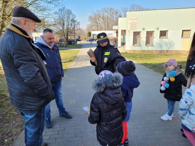 Strażnicy miejscy z Grudziądza rozpoczęli akcję rozdawania torebek na psie odchody