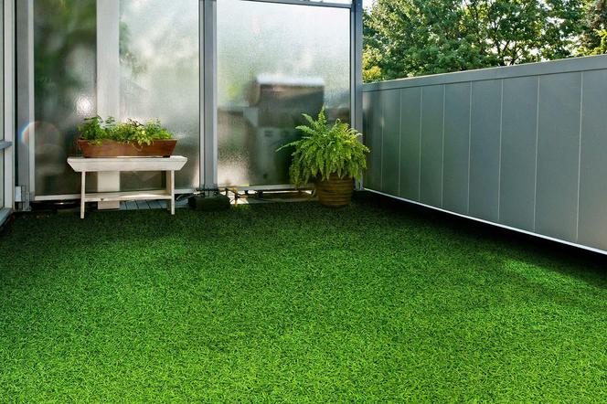 Sztuczna trawa na balkon - zalety, wady, pielęgnacja. Ile kosztuje sztuczna trawa na balkon?