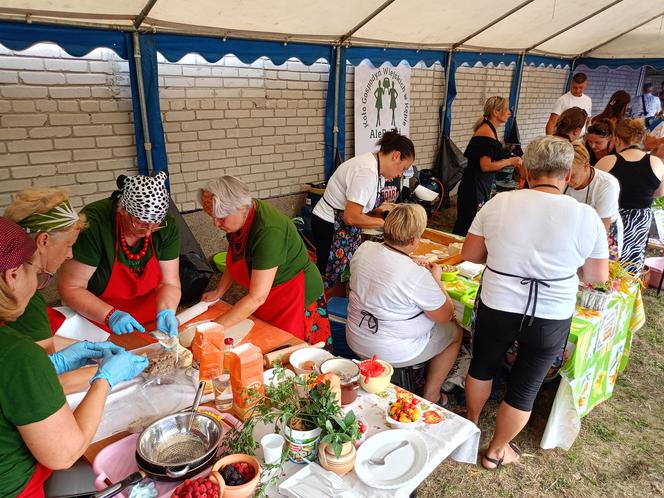 Mimo wyjątkowo upalnego dnia, panie z lokalnych KGW ulepiły w Pierogu setki przepysznych pierogów!